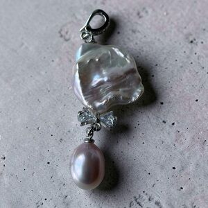 Large Freshwater Petal Pearl Pendant Dangle Oval Pearl Silver Tone